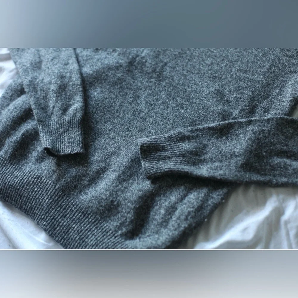 Uniqlo Men’s XL 100% Wool Crewneck Sweater Charcoal Gray Unisex Minimalist Knit